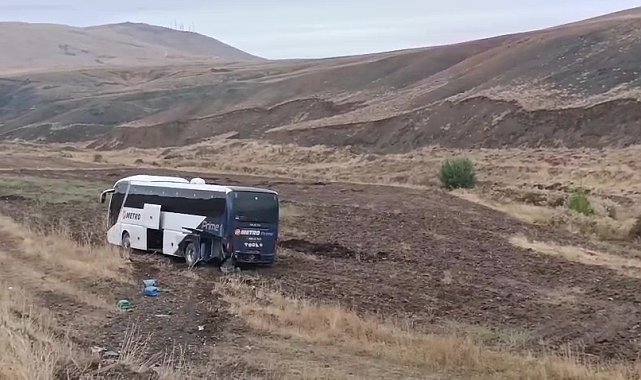 Yolcu otobüsü tarlaya girdi: 2'si çocuk 9 yaralı