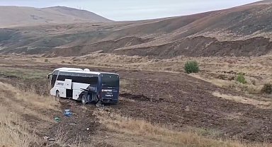Yolcu otobüsü tarlaya girdi: 2'si çocuk 9 yaralı