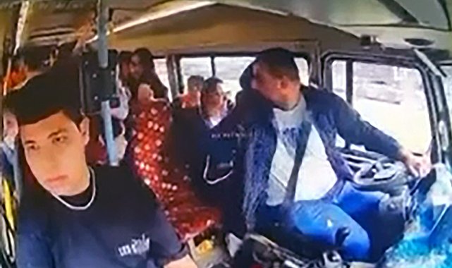 Yolcularla konuşurken kaza yaptı