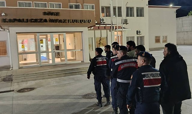 Yolda durdurulan minibüste 20 kaçak göçmen yakalandı; 5 organizatör tutuklandı