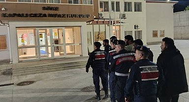 Yolda durdurulan minibüste 20 kaçak göçmen yakalandı; 5 organizatör tutuklandı