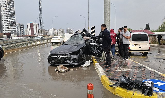 Yön tabelasının direğine çarpan otomobilin sürücüsü öldü