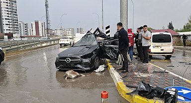 Yön tabelasının direğine çarpan otomobilin sürücüsü öldü
