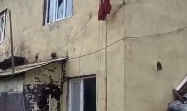 Yüksekova'da okuldaki yangında köylüler, gönderdeki Türk bayrağını indirip muhafaza altına aldı