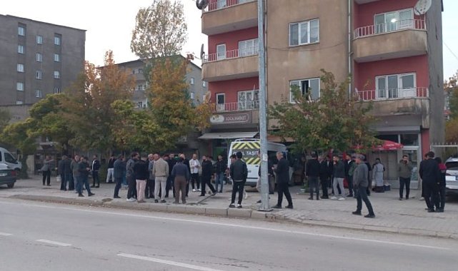 Yüksekova'da sürücüsü kalp krizi geçiren öğrenci servisi binaya çarptı
