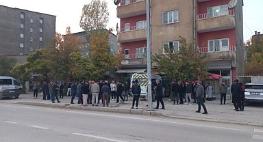 Yüksekova'da sürücüsü kalp krizi geçiren öğrenci servisi binaya çarptı