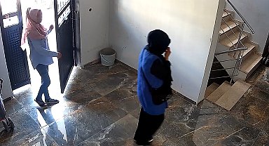 Yüzlerini eşarpla gizleyip girdikleri apartman dairesinden para ve altın çaldılar