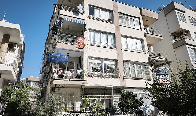 Zemininde çatlak ve çökme meydana gelen binada inceleme sürüyor