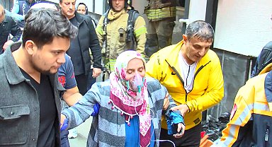 Zeytinburnu'nda 5 katlı binada çıkan yangında 2 kişi dumandan etkilendi