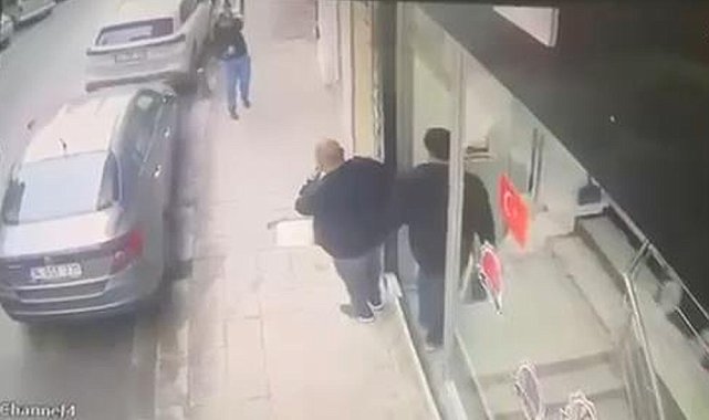 Zeytinburnu'nda esnaf kendisini tehdit eden saldırganı silahla yaraladı; güvenlik kamerası görüntüleri ortaya çıktı