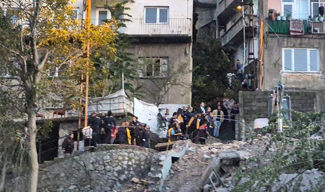 Zonguldak'ta 3 katlı bina çöktü; enkazda kalan 2 kişiden 1'i kurtarıldı