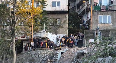 Zonguldak'ta 3 katlı bina çöktü; enkazda kalan 2 kişiden 1'i kurtarıldı