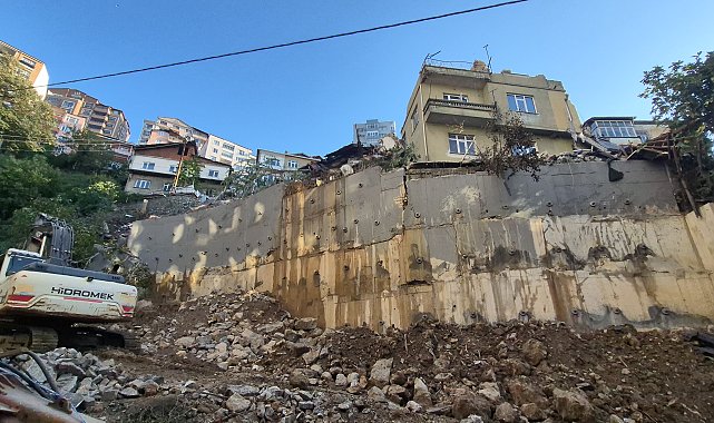 Zonguldak'ta çöken 3 katlı evin çevresindeki 7 bina tahliye edildi