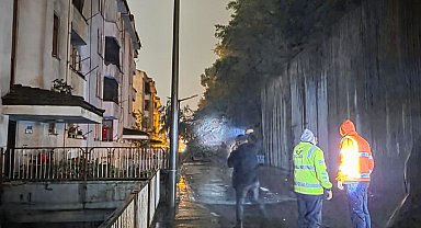 Zonguldak'ta istinat duvarı çöktü: 3 araç hasar gördü