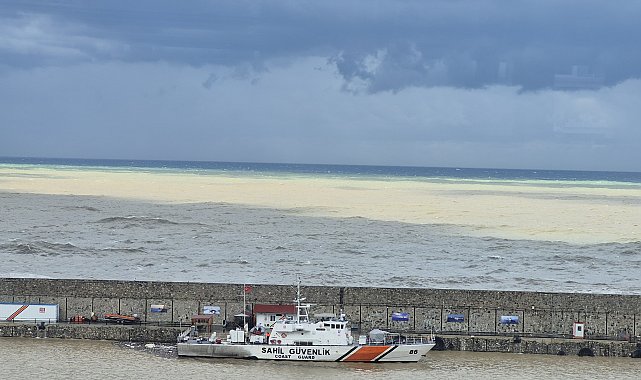 Zonguldak'ta sağanak sonrası denizin rengi değişti
