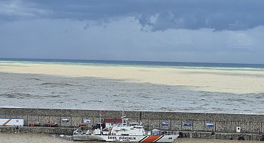 Zonguldak'ta sağanak sonrası denizin rengi değişti