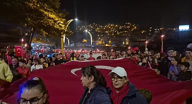 Zonguldak'ta yağmur altında coşkulu cumhuriyet yürüyüşü