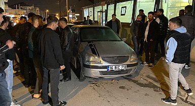 Park halindeyken freni boşalan özel halk otobüsü 2 otomobile ve manav dükkanına çarptı