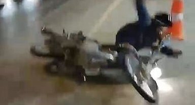 TIR'dan yola dökülen yağ nedeniyle motosiklet devrildi