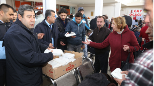 Karaman Belediyesi, yolculara yemek ve sıcak çorba ikram etti