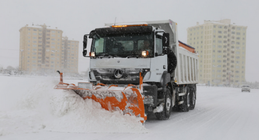 Karaman'da Belediye kar temizleme  çalışmalarına aralıksız devam ediyor
