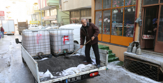 Karaman'da ekipler kar ve buzlanmaya karşı aralıksız çalışıyor