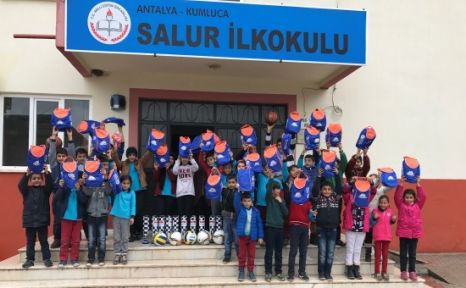 Kumlucalı Öğrencilere Spor Malzemesi Desteği Verildi