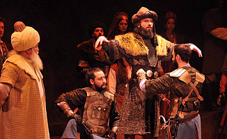İskender Pala'nın oyunu Karamanlı tiyatro severlerle buluştu