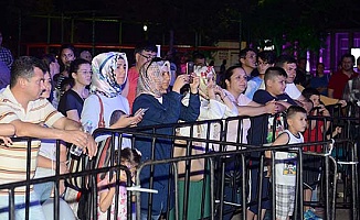 Eserleri ustalıkla seslendiren sanatçı, manevi duyguları kabarttı