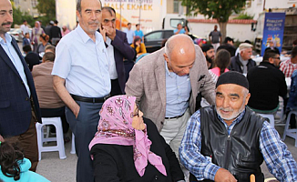 Karaman'da Topucak Mahallesi iftar sofrasını misafir etti