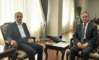 Prof. Dr. Ömer Dinçer Vali Tapsız’a nezaket ziyaretinde bulundu