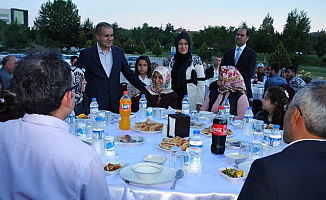 Valilik personeli ve mahalle sakinleriyle iftar yemeğinde buluştu