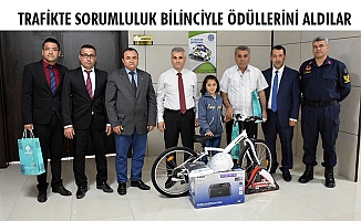 TRAFİKTE SORUMLULUK BİLİNCİYLE ÖDÜLLERİNİ ALDILAR