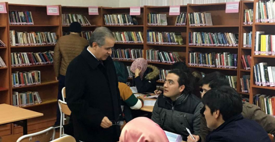 Vali Süleyman Tapsız, kütüphanede öğrencilerle sohbet etti